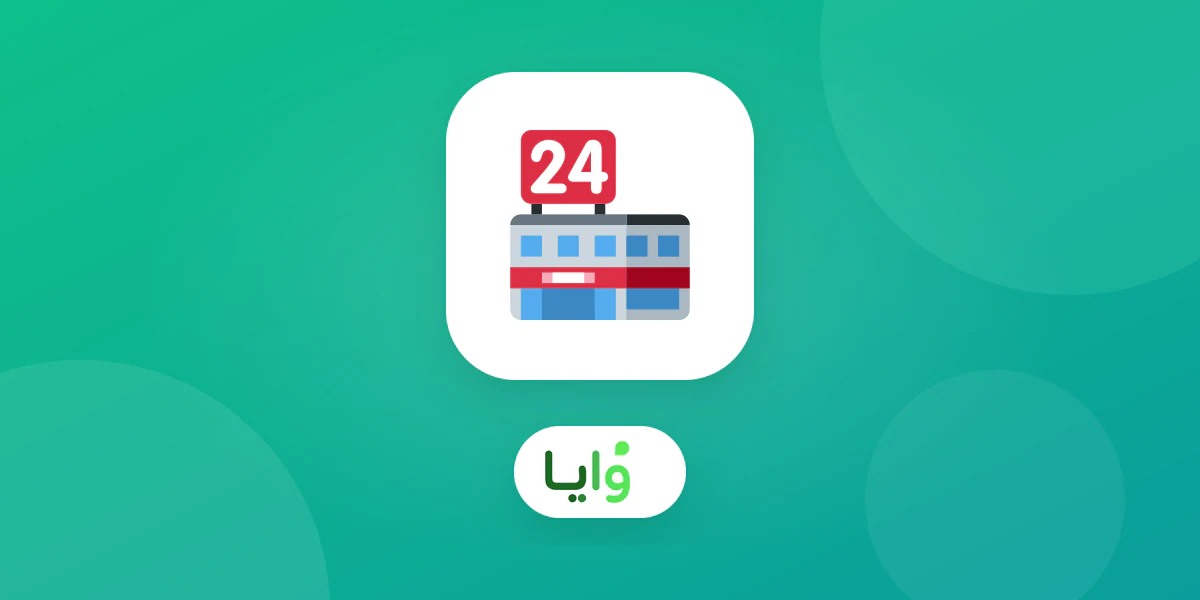 صاحب محل صغير ناشئ يعرض بطاقة ولاء رقمية لأول عملائه