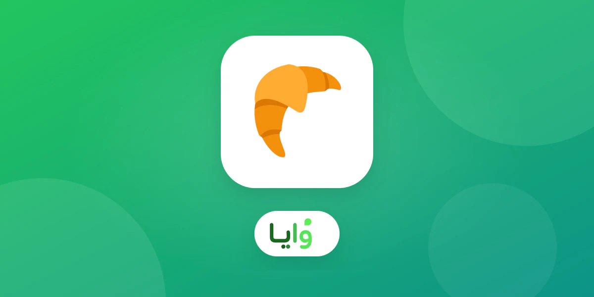 عميل يمسح رمز QR لبطاقة ولاء رقمية عند كاونتر مخبز صباحاً