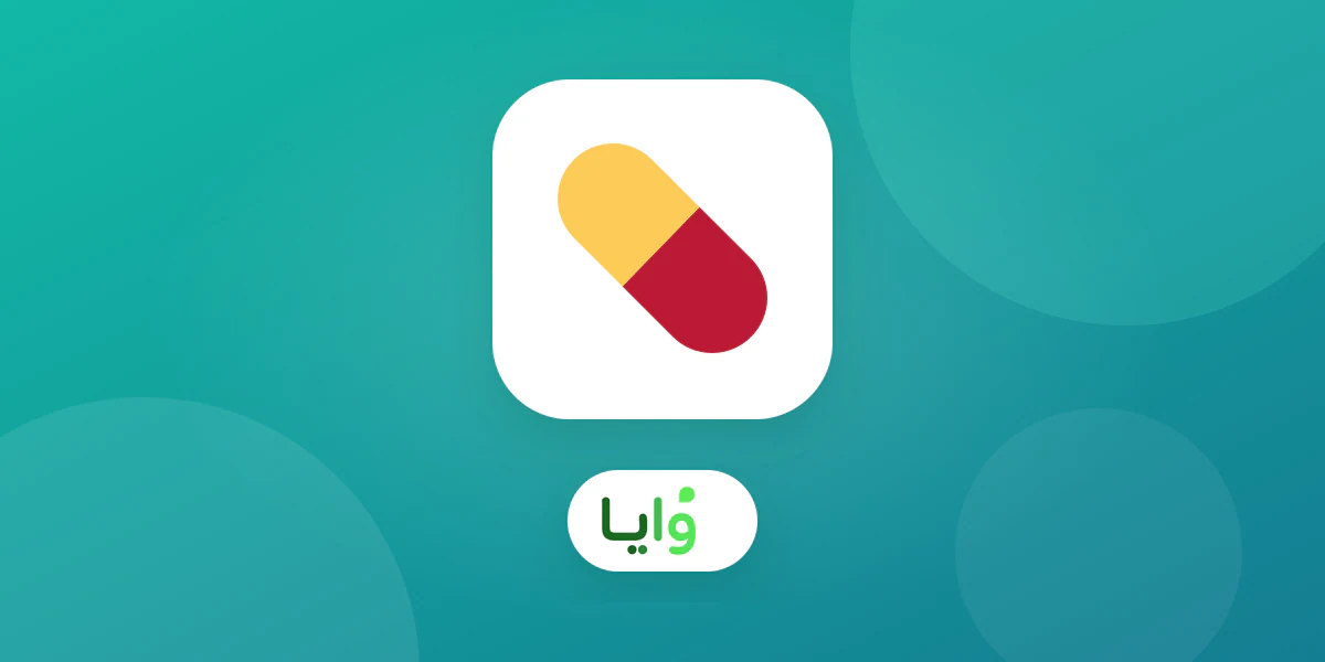 صيدلي يمسح رمز QR لبطاقة ولاء رقمية على جوال عميل عند كاونتر الصيدلية