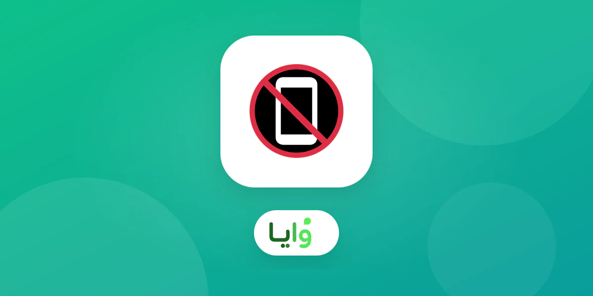 كاشير مغسلة يمسح رمز QR الخاص بعميل عند الدفع