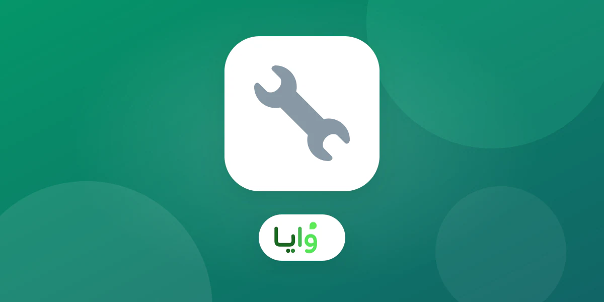 فني ورشة سيارات يفحص مركبة مع بطاقة ولاء رقمية