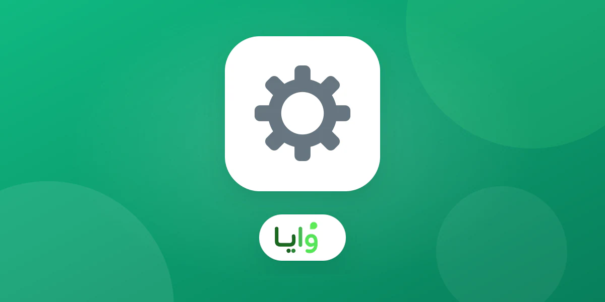 رفوف قطع غيار سيارات وموظف يحمل بطاقة ولاء رقمية