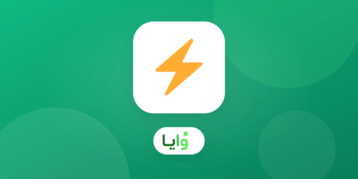 فني كهرباء يفحص لوحة كهربائية في منزل