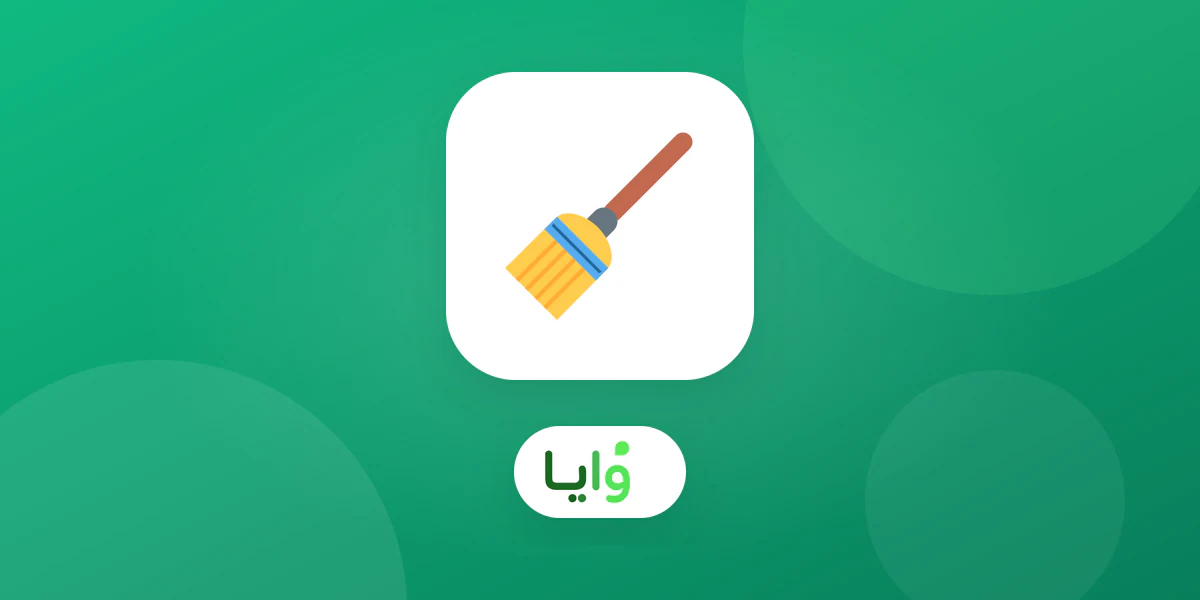 فريق تنظيف منزلي يجهز أدواته في منزل سعودي