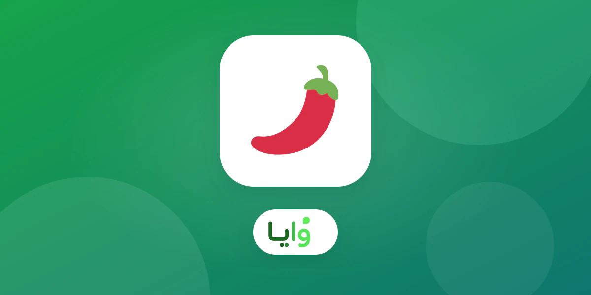 عميلة تستخدم بطاقة ولاء داخل محل بهارات وتوابل