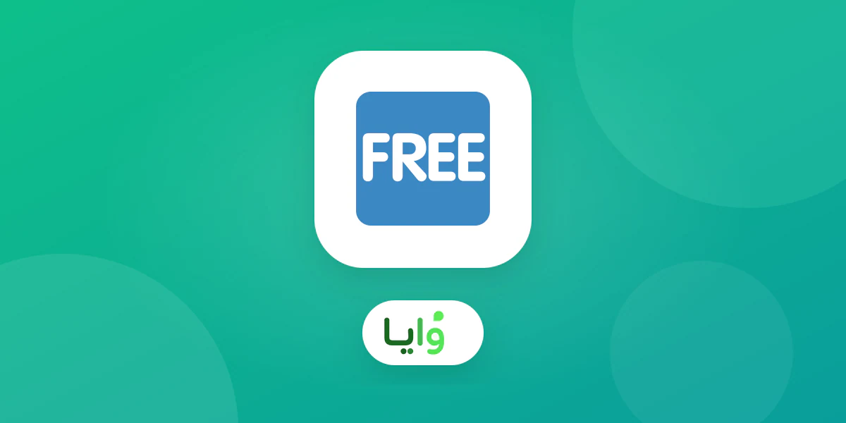 صاحبة صالون صغير تراجع لوحة الخطة المجانية على جوالها